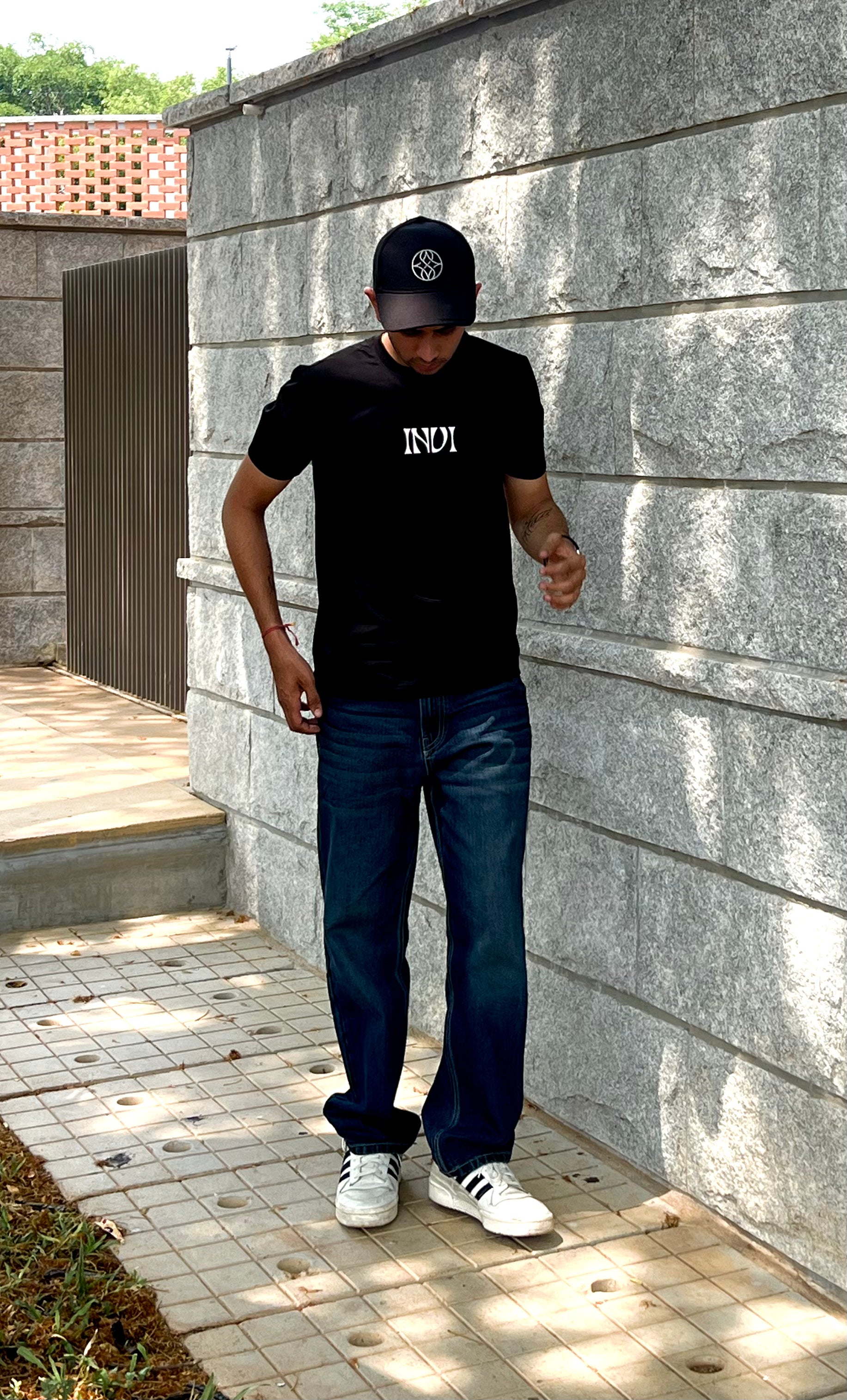 INVI SIGNATURE BLACK TEE