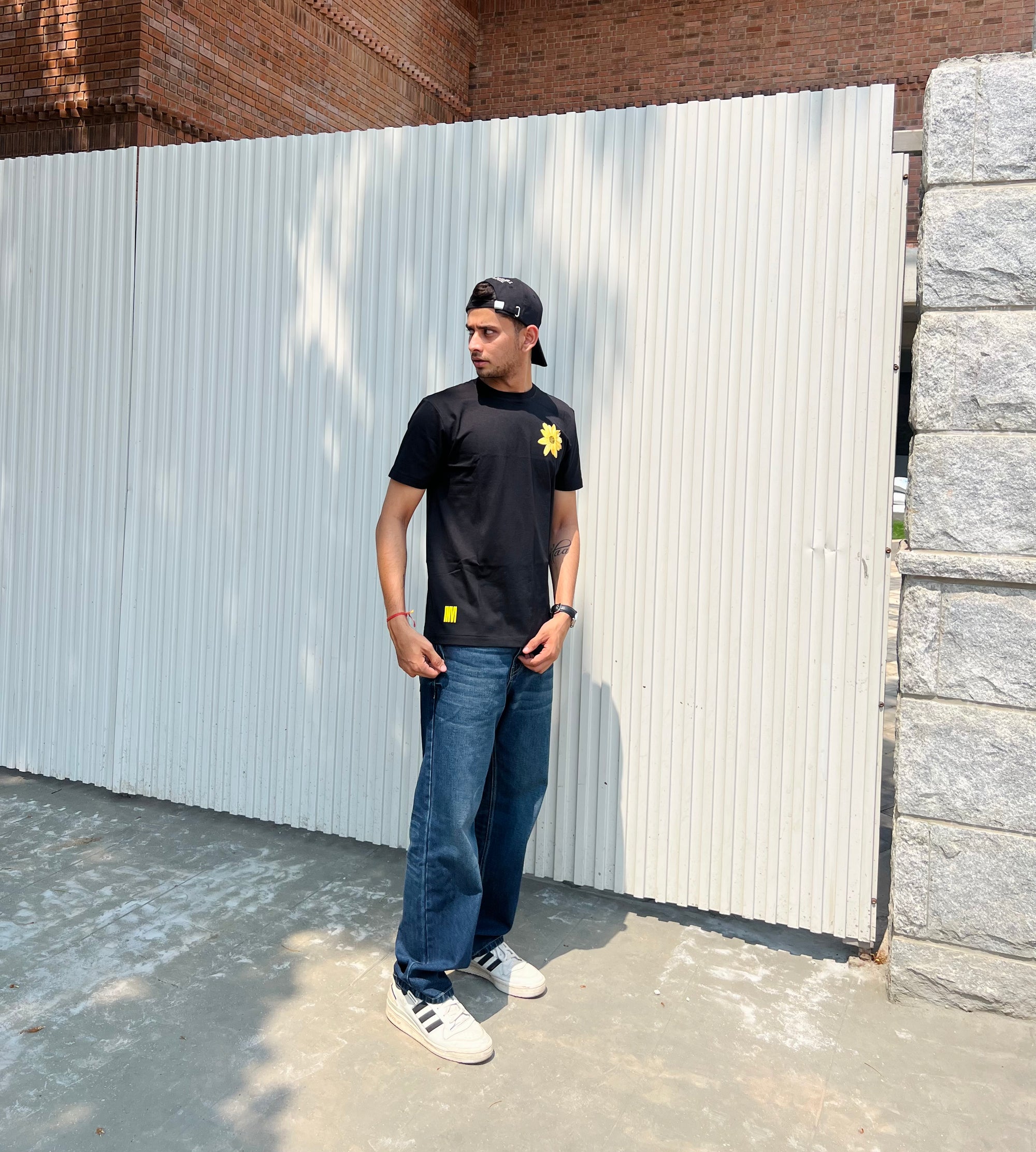BLOOMING SUNFLOWER BLACK TEE