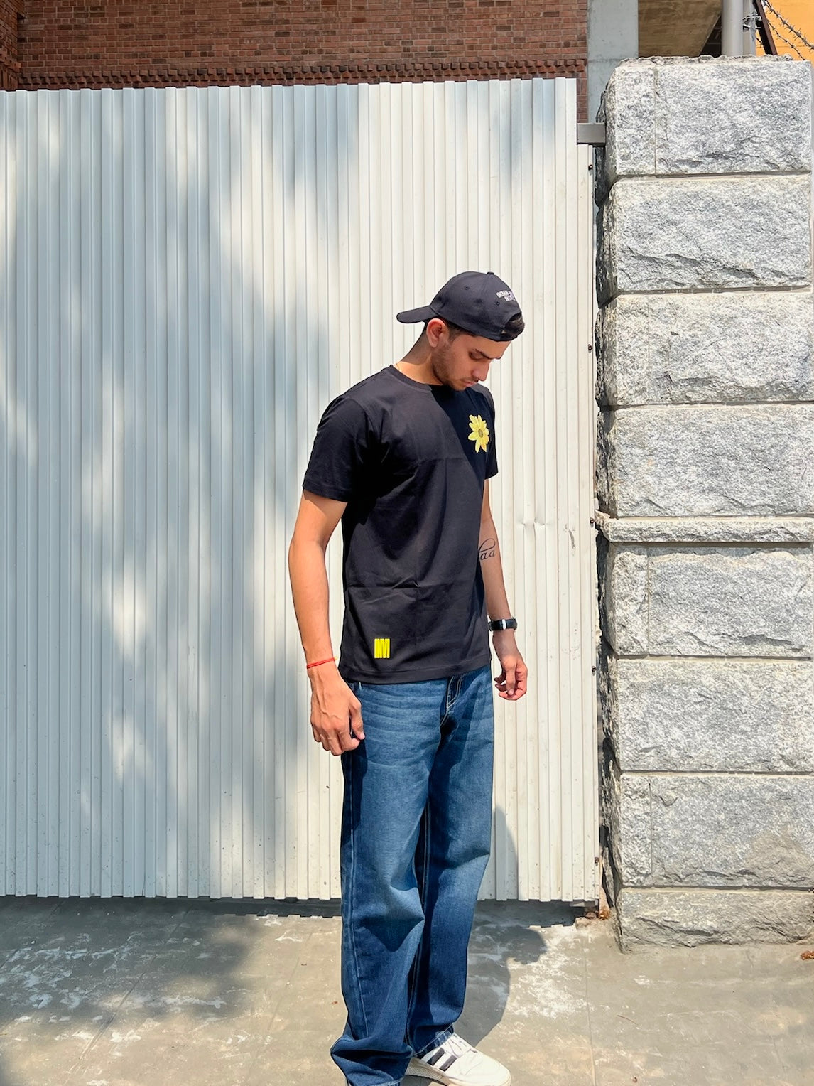 BLOOMING SUNFLOWER BLACK TEE